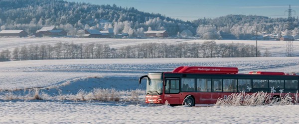 Bilde av buss i vinterlandskap