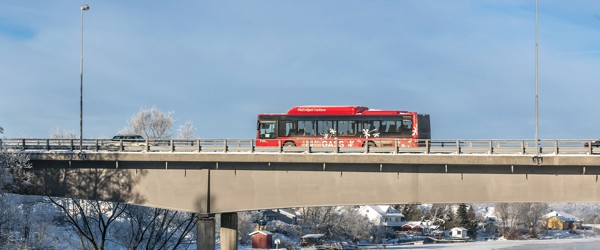 Buss på vei over Rolvsøysund bru på vinteren